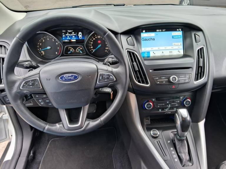 FORD - FOCUS - 2016/2017 - Branca - R$ 59.900,00