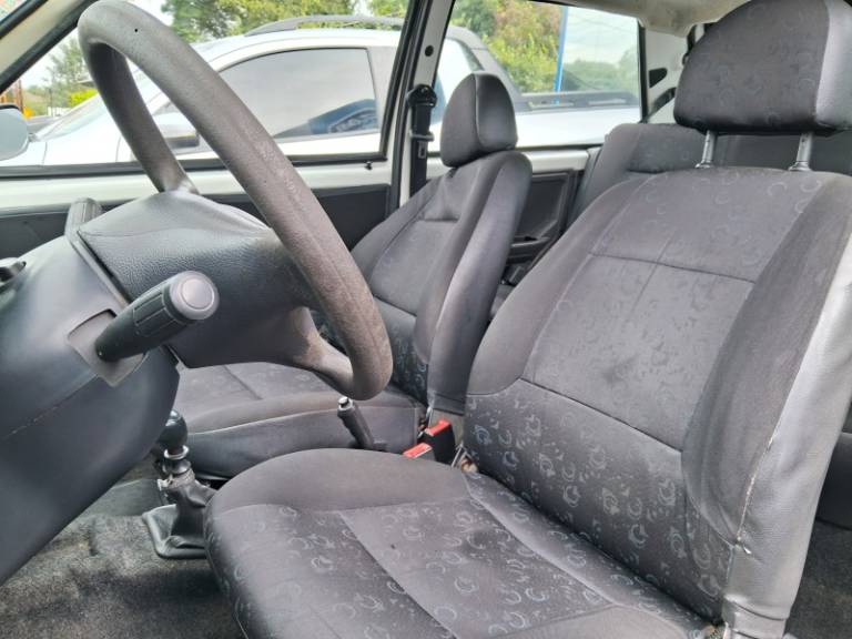 FIAT - UNO - 2010/2011 - Branca - R$ 18.900,00