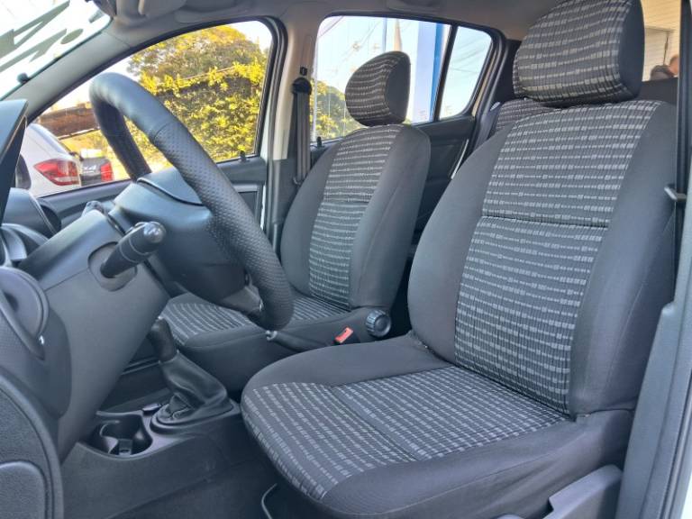 RENAULT - SANDERO - 2013/2014 - Branca - R$ 37.900,00