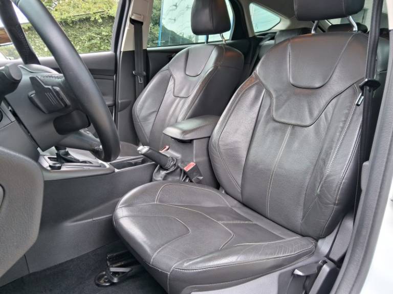 FORD - FOCUS - 2016/2017 - Branca - R$ 59.900,00