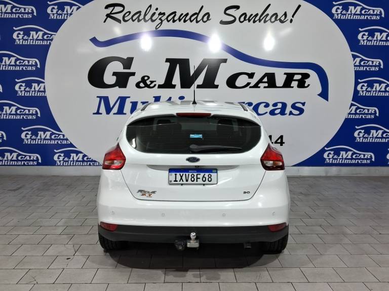 FORD - FOCUS - 2016/2017 - Branca - R$ 59.900,00