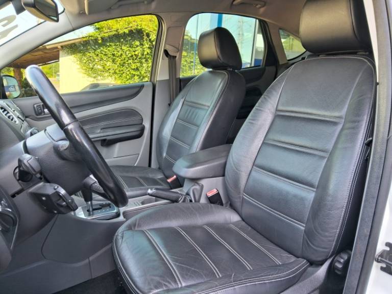 FORD - FOCUS - 2012/2013 - Branca - R$ 45.900,00