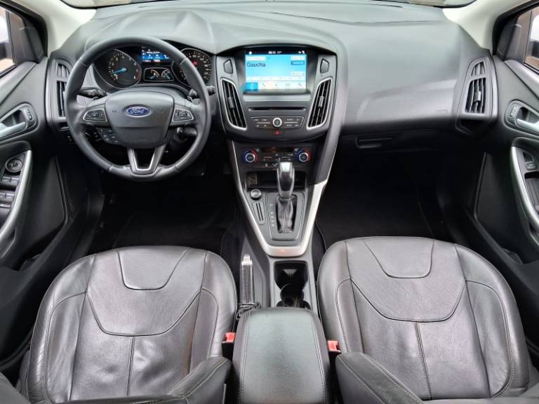 FORD - FOCUS - 2016/2017 - Branca - R$ 59.900,00